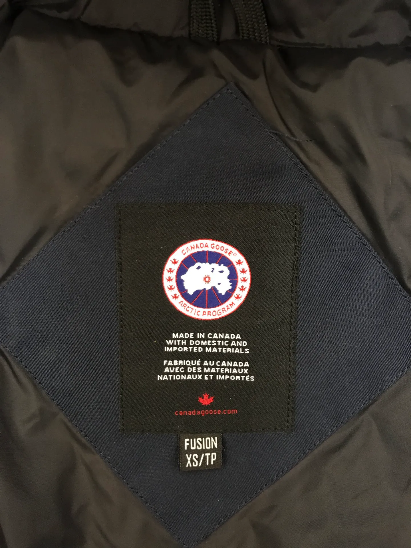 P640 Canada Goose MacMillan parka 17 styles for men and women, short style without fur collar, Arctic and Antarctic scientific expedition teams and others choose Canada Goose as their winter wear, the Rolls-Royce of down jackets. ➖ Industry-leading anti-counterfeiting chip sensing. ➖ Imported Behringer embroidery machines and customized embroidery labels, the highest level and industry leading. ➖ Imported Korean 21-count polyester-cotton blended original fabric, TC85 waterproof coated fabric, water-repellent, windproof and wear-resistant. ➖ The new national standard 80 white duck down is filled with an average of 520 grams of down. The amount of down filled is industry-leading. ➖ 100% nylon lining with double double-layer sealing design to prevent velvet running, and seamless thread design on the cuffs! ➖ Western Canadian Green Wolf Collar. ➖ Yoshida YKK provides original factory-customized electroplated sliders. YKK two-way lockable zippers are tight and smooth and do not peel off paint. ➖ 3M composite Velcro is durable and the accessories and hardware are all custom-made. Note: Our copywriting is only simple and clear. Instead of bragging about the copywriting, it is better to compare and understand with samples. Only for the purest goose, the most dedicated, the most professional, the highest quality, the highest cost performance! Color: green gray red off-white navy black SIZE: S-XXL [with size chart]